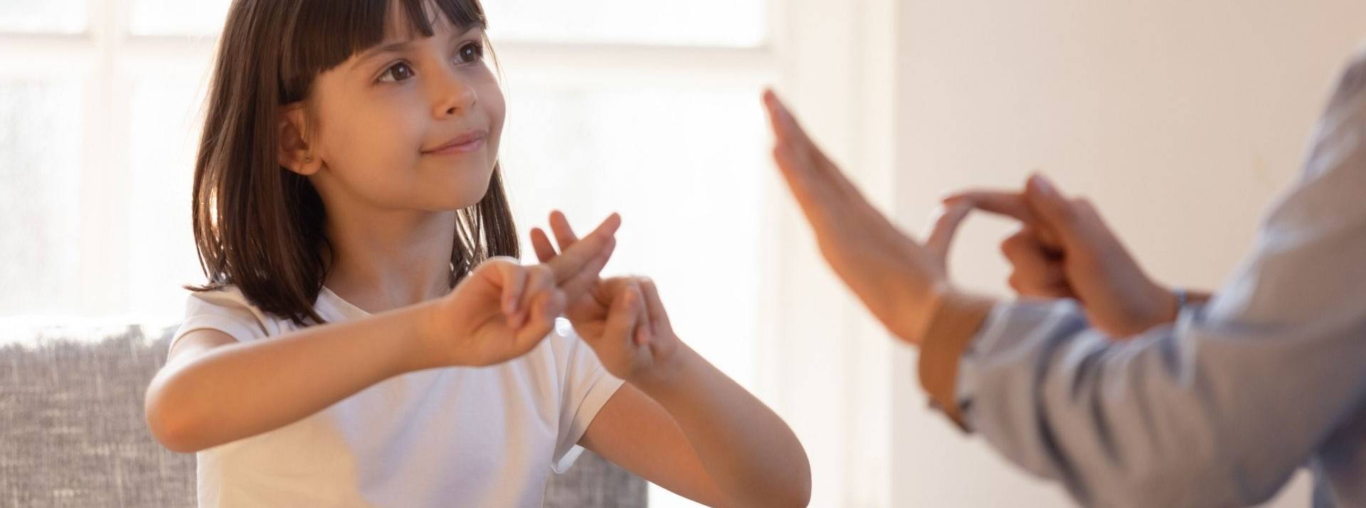 Une jeune américaine développe une extension Chrome de langage des signes. Petite fille pratiquant le langage des signes.