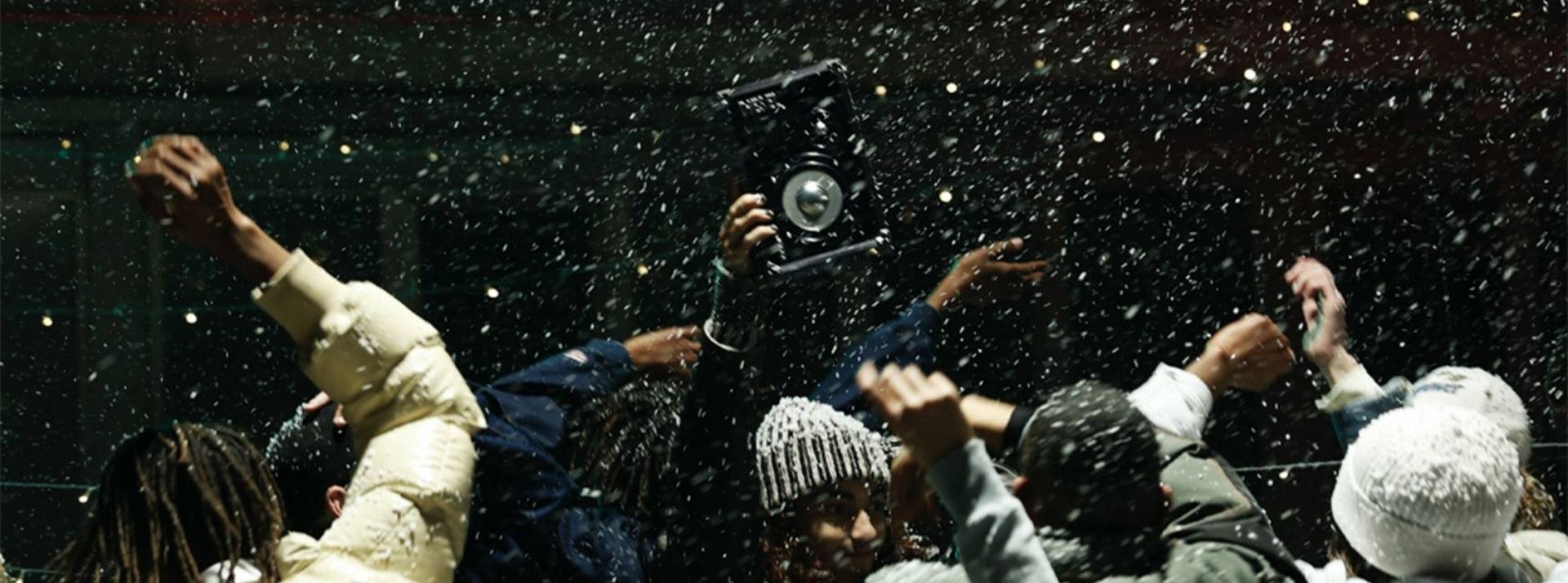 Pour Noël 2021, Helmut a imaginé pour Diesel Fragrances un film moderne et authentique, diffusé sur les réseaux sociaux Homme tenant un coffret de parfums dans une foule