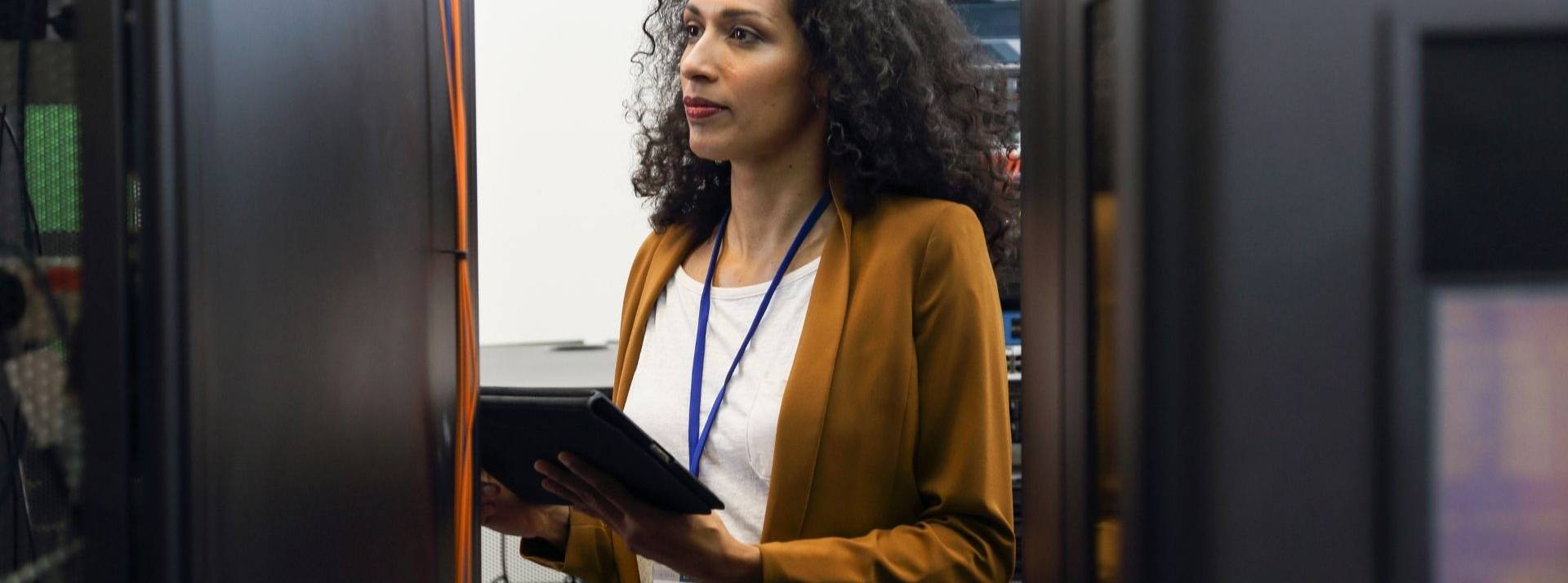 Étude sur la parité dans le secteur des nouvelles technologies Professionnel féminin d’INFORMATIQUE dans la salle de serveur