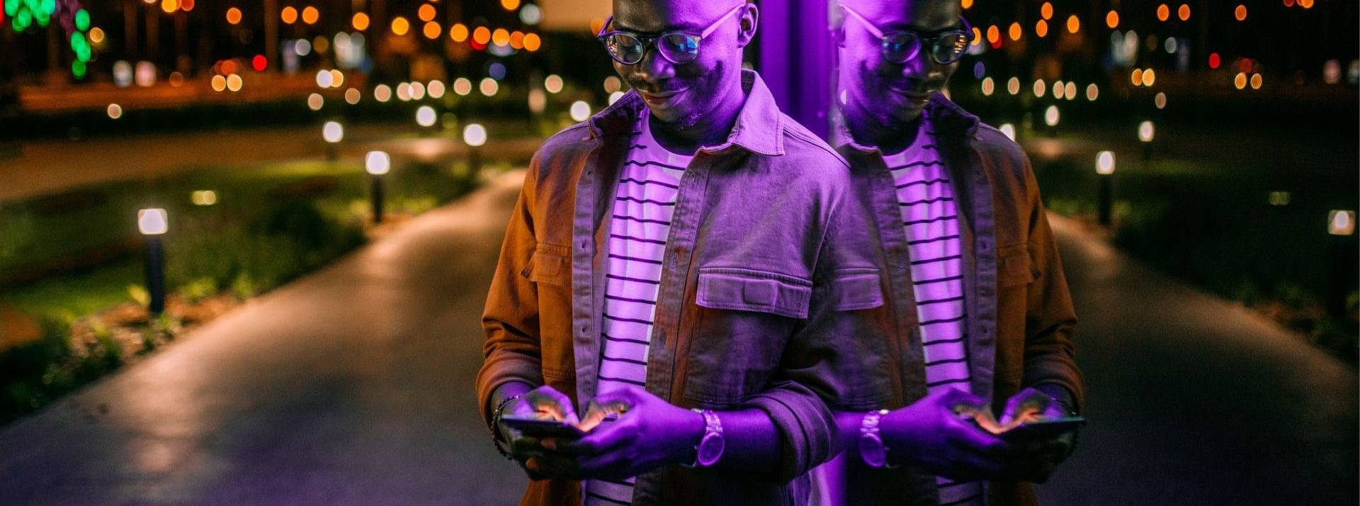 “S’éloigner du conventionnel et se projeter dans de nouvelles valeurs du monde du travail” : le défi éditorial des Echos START. Un jeune homme regarde son téléphone.