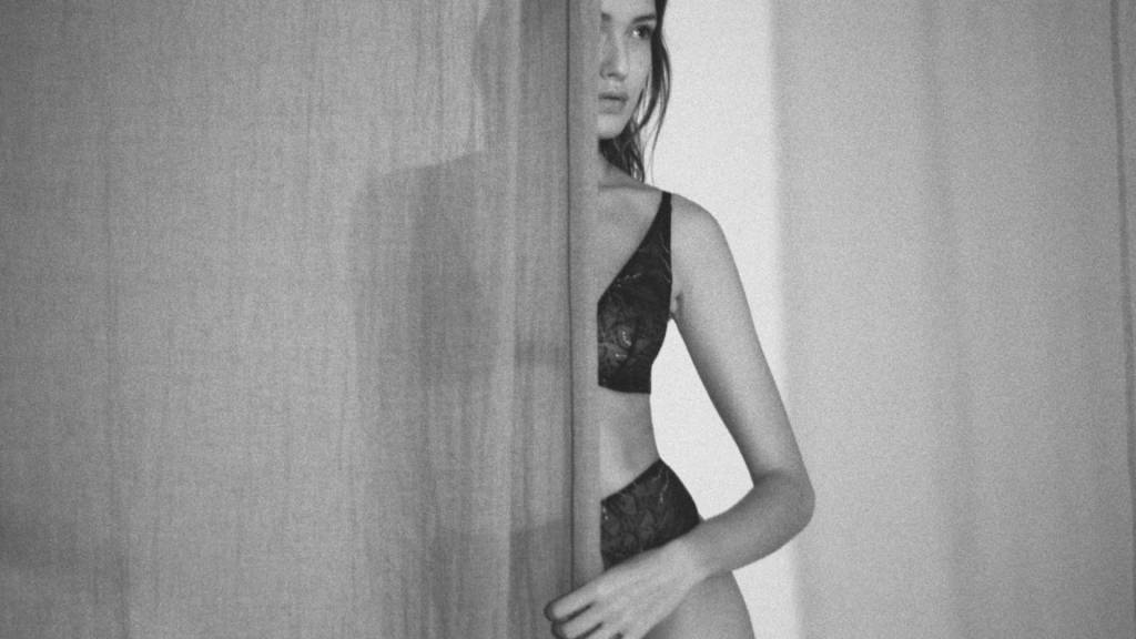 Femme portant de la lingerie