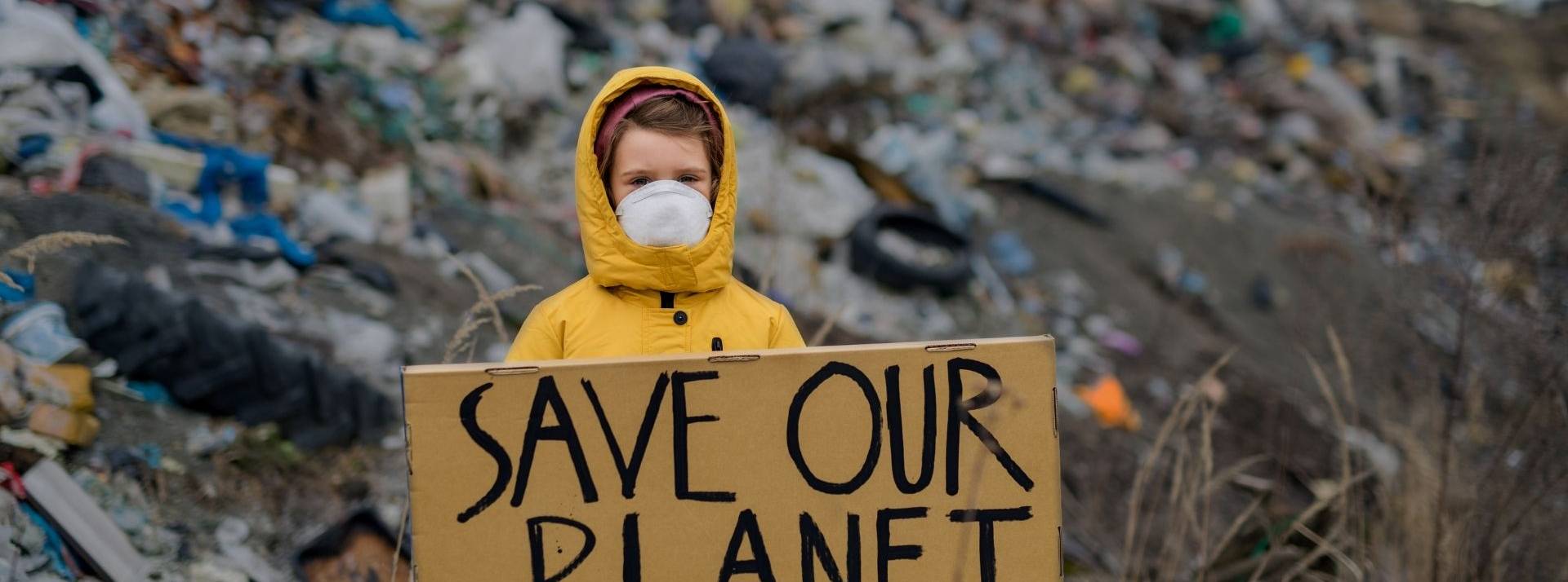 Une enquête mondiale révèle que 79% des consommateurs estiment que les pays doivent unir leurs forces pour enrayer le changement climatique Jeune fille avec un masque et devant un tas de déchet tenant une pancarte : Save our Planet