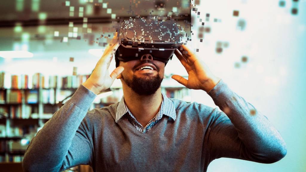 Homme avec un casque de réalité virtuelle