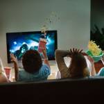 Groupe d'amis en regardant un film Halloween effrayant ensemble à la maison
