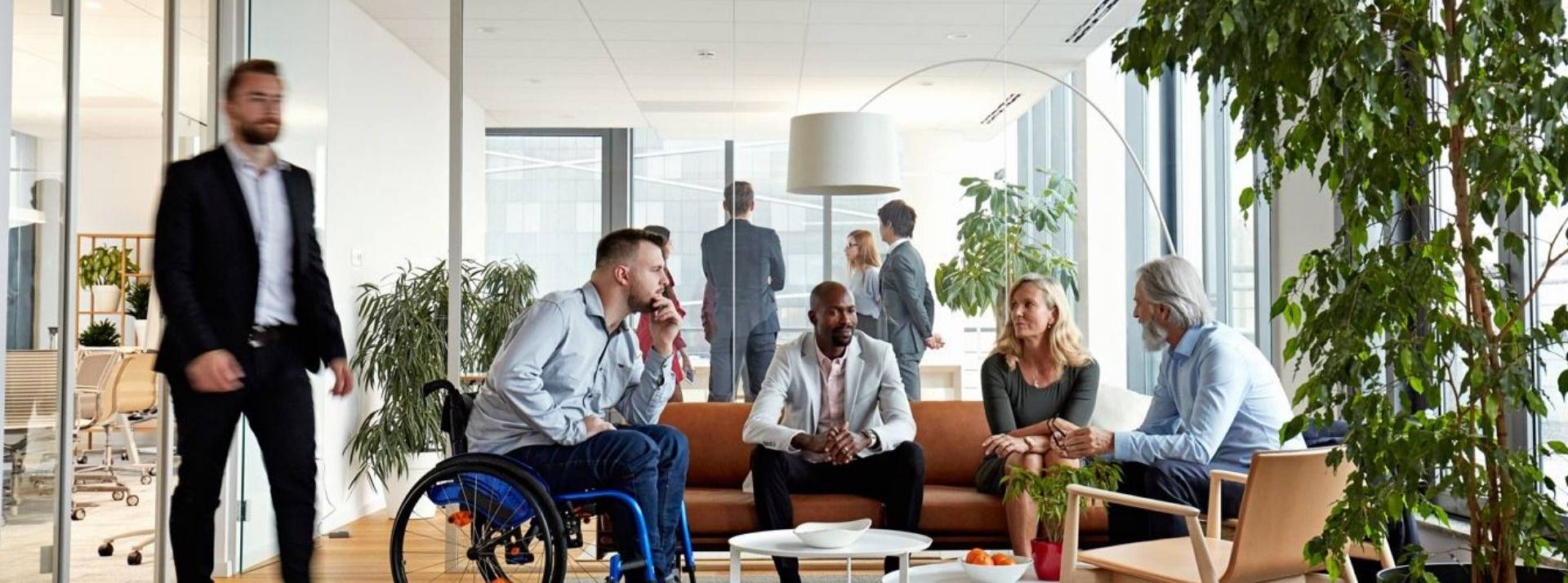, France Télévisions se mobilise de nouveau fortement pour la 4e édition nationale du DuoDay le jeudi 18 novembre, à l'occasion de la Semaine européenne pour l'emploi des personnes handicapées. Réunion d’équipe de direction diversifiée dans la salle de réception du bureau