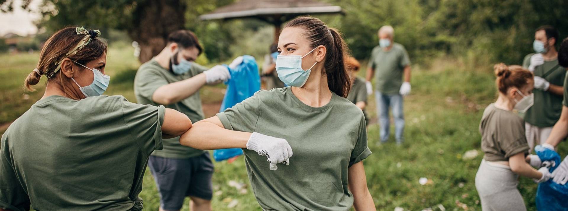 Green Desk fait le choix d’innover, et de se placer en expert du plastique recyclé français. Groupe de volontaires avec des masques chirurgicaux nettoyant la nature ensemble