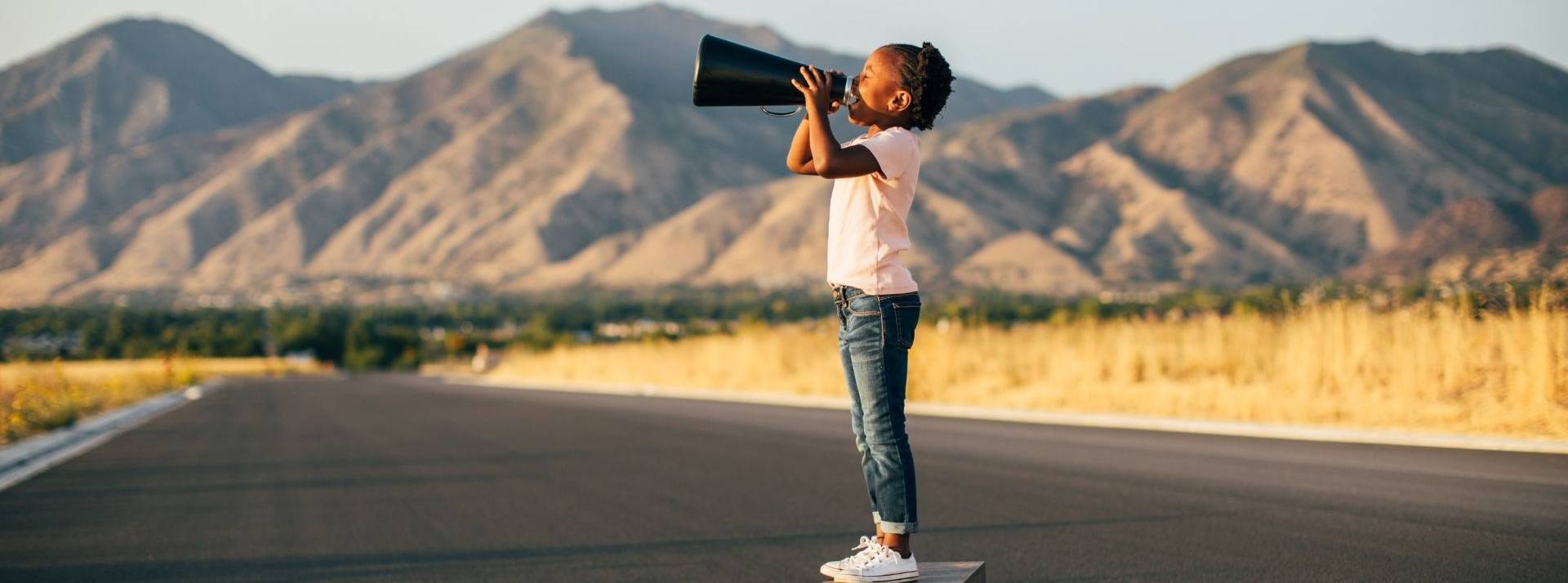 Hôtel71 lance son deuxième appel à candidatures pour rejoindre l’incubateur médias émergents Jeune fille sur une caisse en bois avec un mégaphone