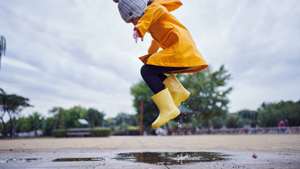 Enfant sautant dans une flaque