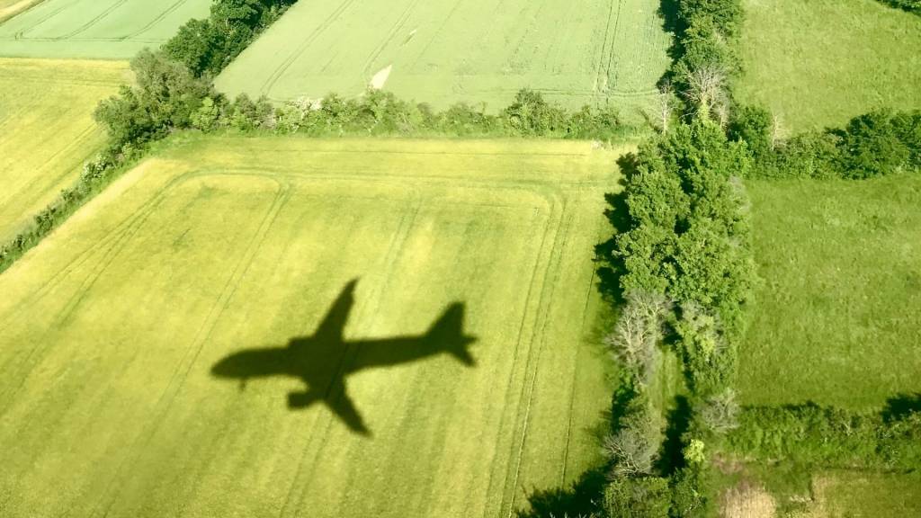 Avion survolant un champs
