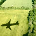 Avion survolant un champs