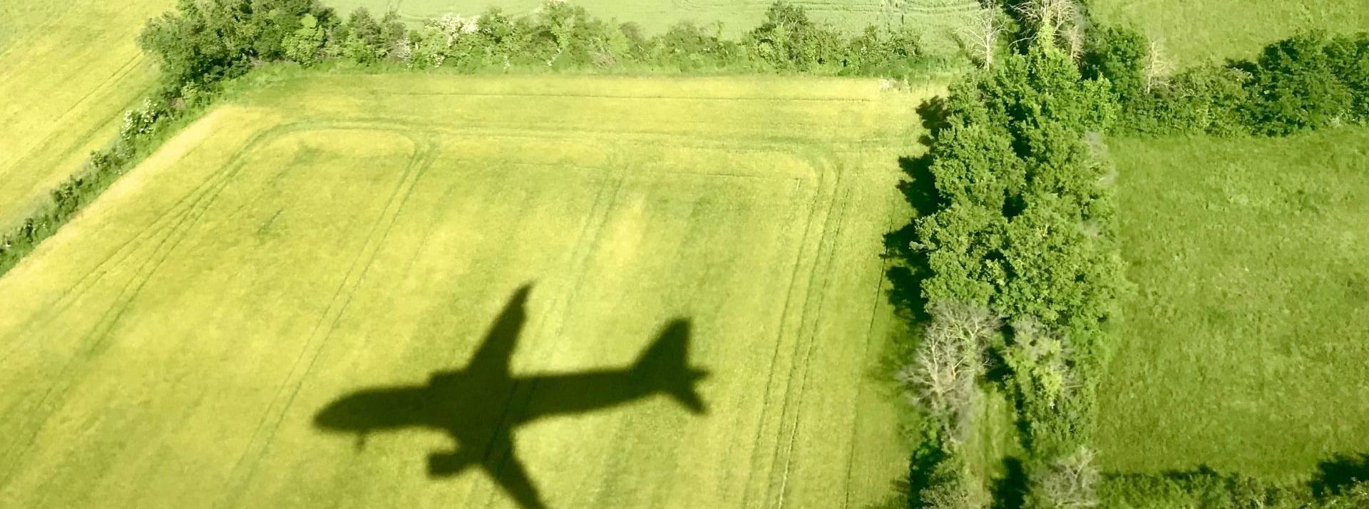 rois aéroports français : Aéroport Paris-Orly, Aéroport Perpignan Sud de France et Aéroport Tarbes-Lourdes Pyrénées reçoivent les premiers labels aérobio. Avion survolant un champs