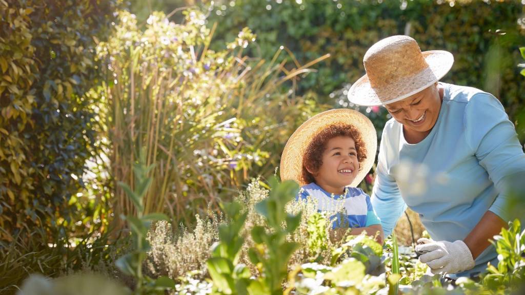 Une grand mère et son petit fils dans un jardin