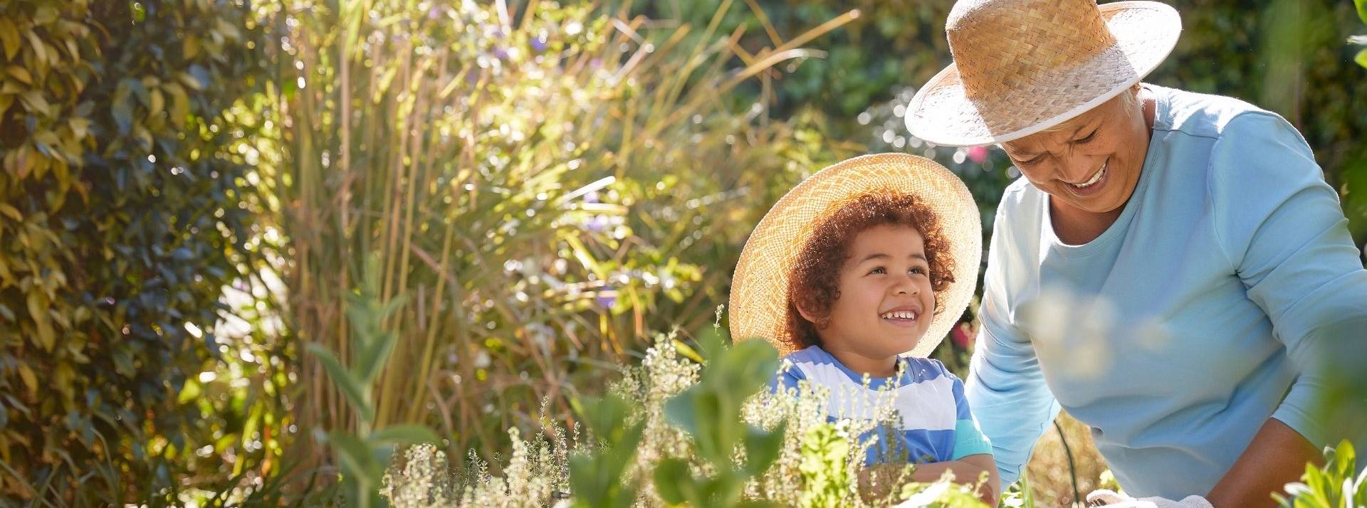 Legrand se renforce dans le secteur de l’assistance a l’autonomie et de la santé connectée en lançant « Legrand Care » Une grand mère et son petit fils dans un jardin