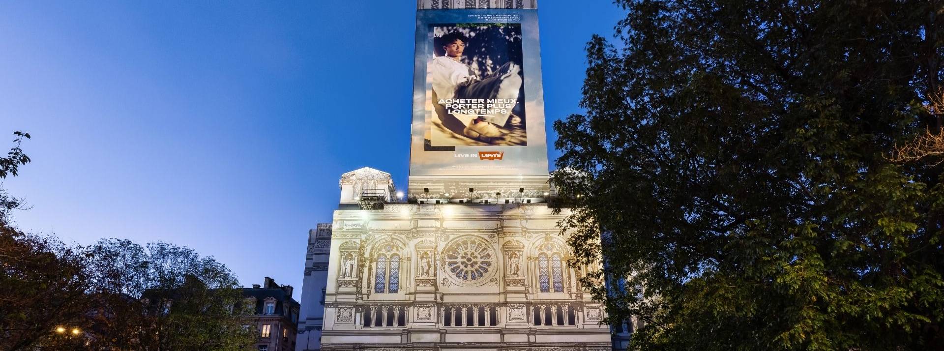 Levi’s : une toile dépolluante recouvrira l’Eglise de la Trinité et plusieurs abribus dans la capitale proposeront un air assaini. Eglise de la Trinité