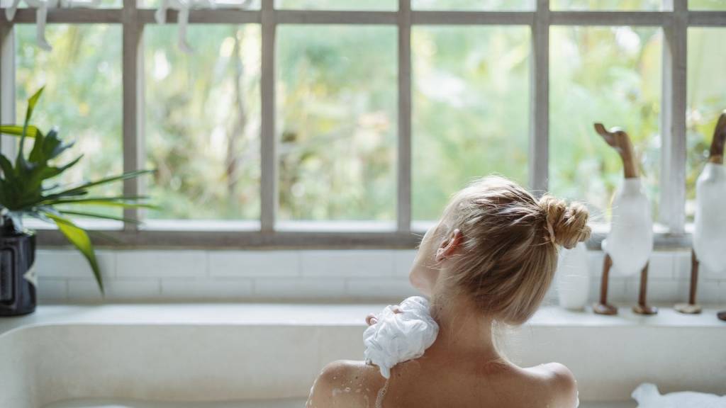 Femme prenant un bain