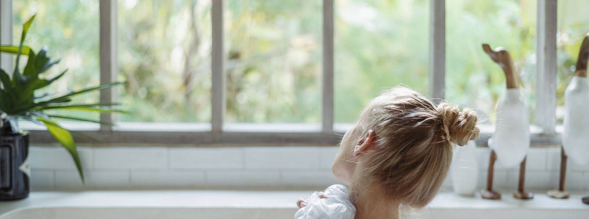 Lush suspend ses comptes Facebook, Instagram, Tiktok et Snapchat dans le monde et adopte une nouvelle approche des réseaux sociaux Femme prenant un bain