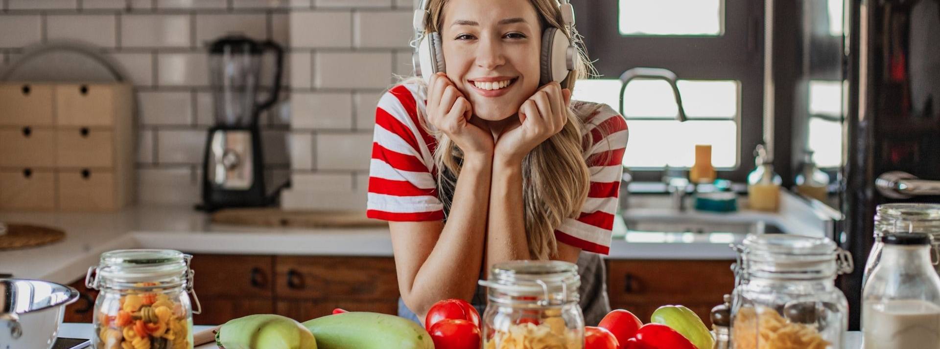 Claire Hazan, Head of Podcasts chez Spotify France & Benelux nous décrypte les enjeux économiques et culturels du marché du podcast en fort développement. Gemme avec un casque sur les oreilles dans sa cuisine