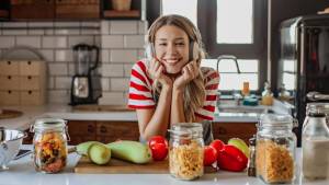 Gemme avec un casque sur les oreilles dans sa cuisine