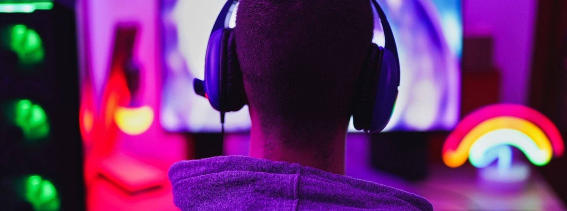 Nicecactus, plateforme leader esport signe un partenariat avec Ekinsport, le premier revendeur NIKE en France, afin de collaborer sur des projets esport. Jeune homme utilisant le casque et jouent aux jeux vidéo d’ordinateur en ligne