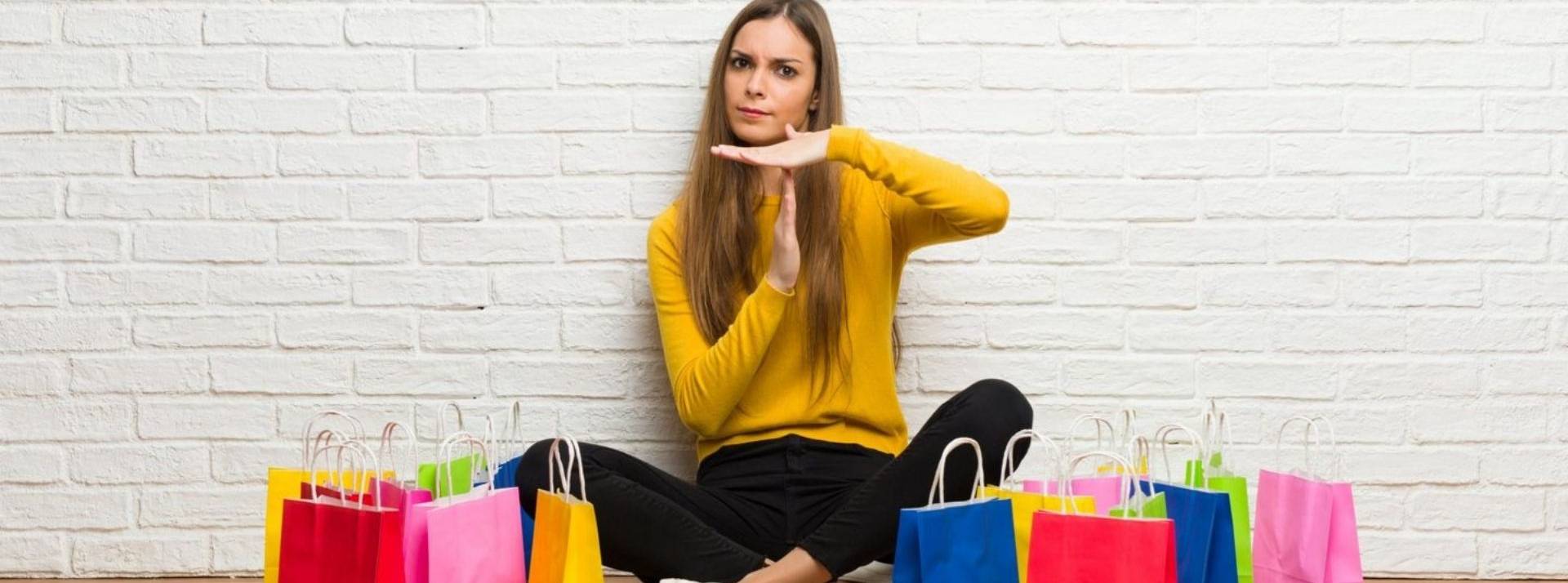 Deux Lillois lancent une nouvelle application d'économie collaborative basée sur le prêt d'objets. Femme faisant stop avec sa main, entouré de sacs de shopping