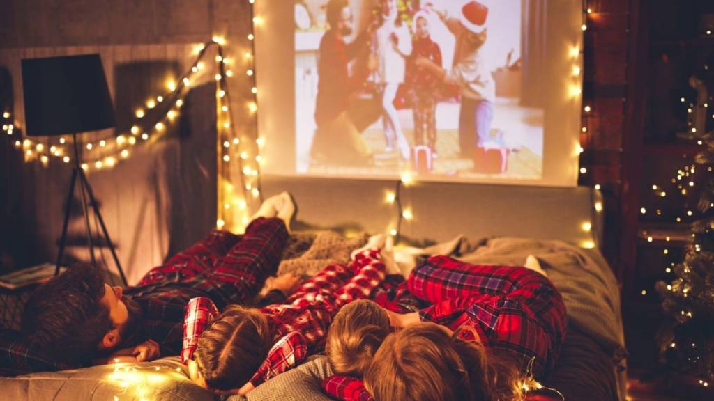 Enfants devant un film de Noël
