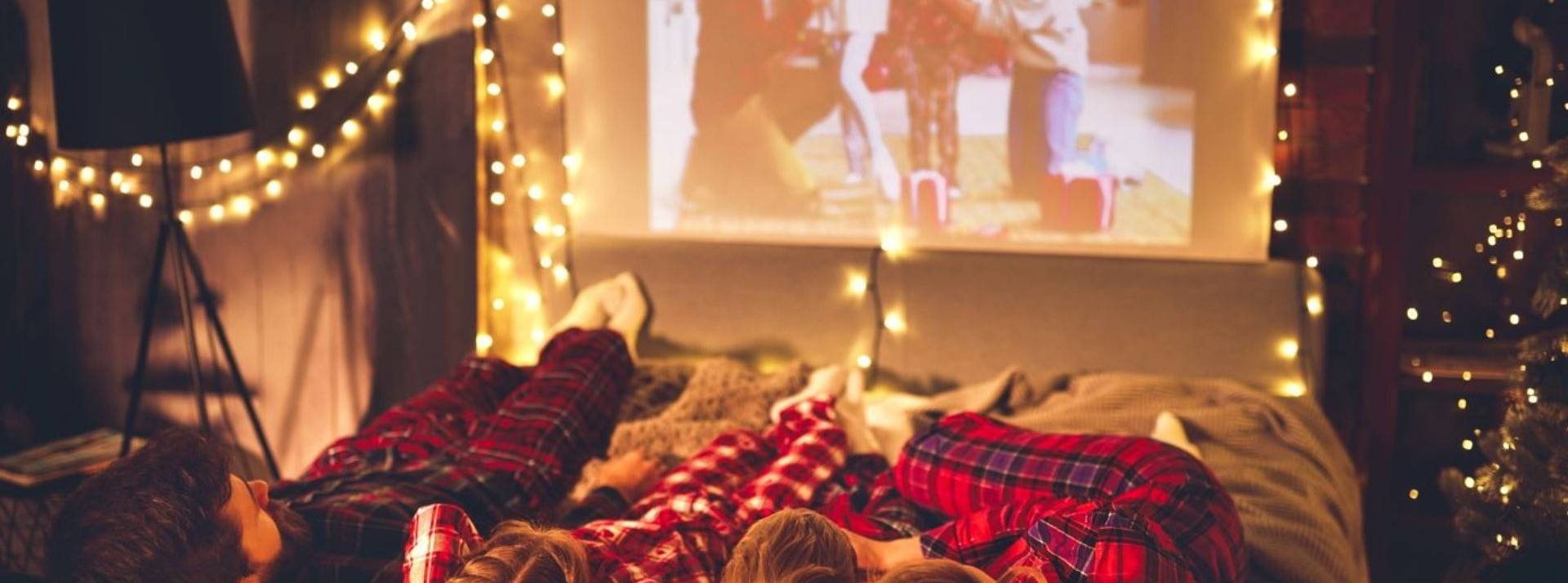 Integral Ad Science annonce que Rakuten TV a intégré la mesure de la TV Connectée (CTV) et Over the Top (OTT) d'IAS en France. Enfants devant un film de Noël