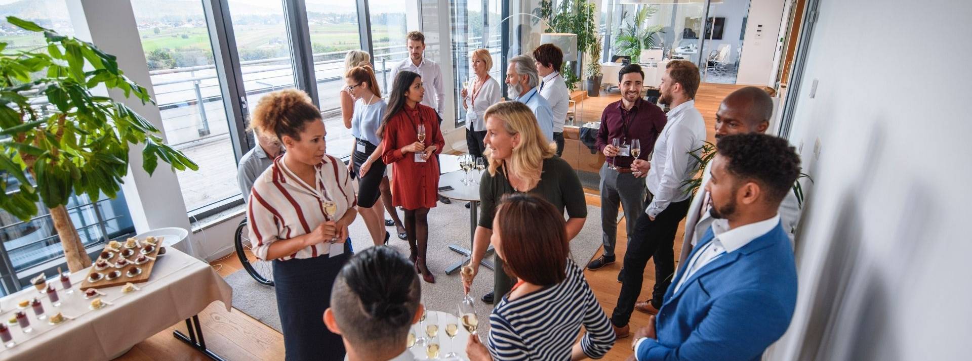 Le SCRP lance la 15ème édition du Carrefour des RP, une rencontre entre étudiants et professionnels des métiers de l’influence Groupe de personnes discutant