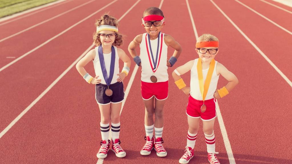 Enfants habillés comme ringards de piste portant des médailles