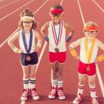 Enfants habillés comme ringards de piste portant des médailles
