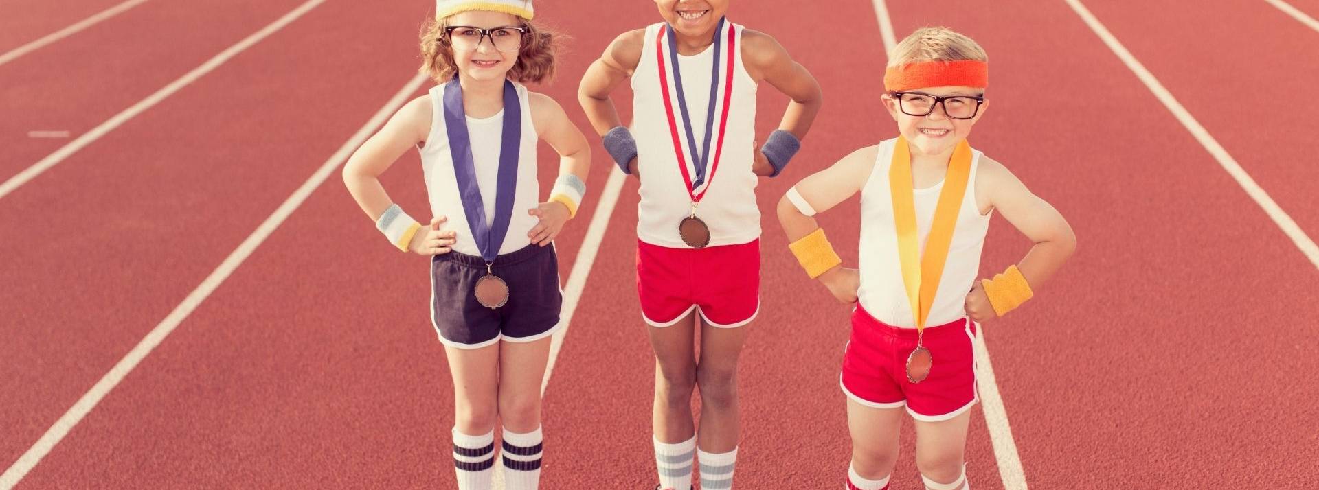 Seedtag révèle la première édition de son baromètre des tendances du contenu web : Un fort désintérêt pour la santé et une augmentation de la lecture de contenus liés au sport cet été Enfants habillés comme ringards de piste portant des médailles