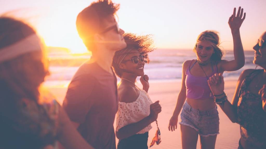 Jeunes dansant sur la plage