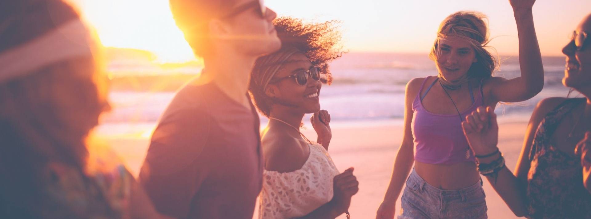 Peloton, Roblox et Patagonia se démarquent auprès des membres de la génération Z et définissent les futures tendances en matière de transformation commerciale. Jeunes dansant sur la plage