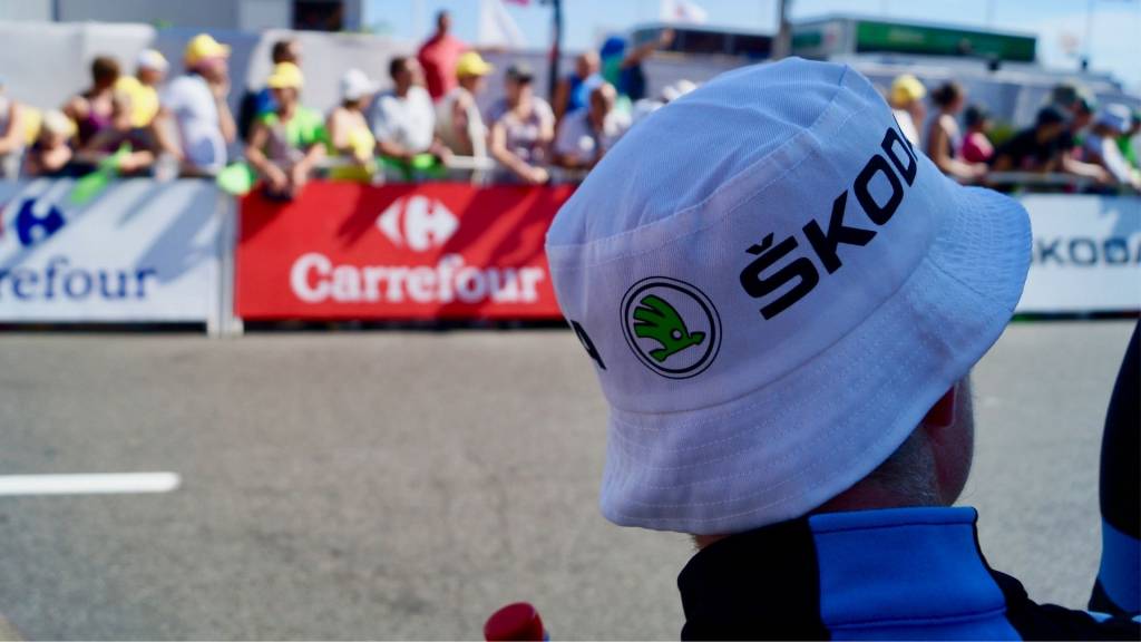 Garçon avec un chapeau Skoda sur la tête