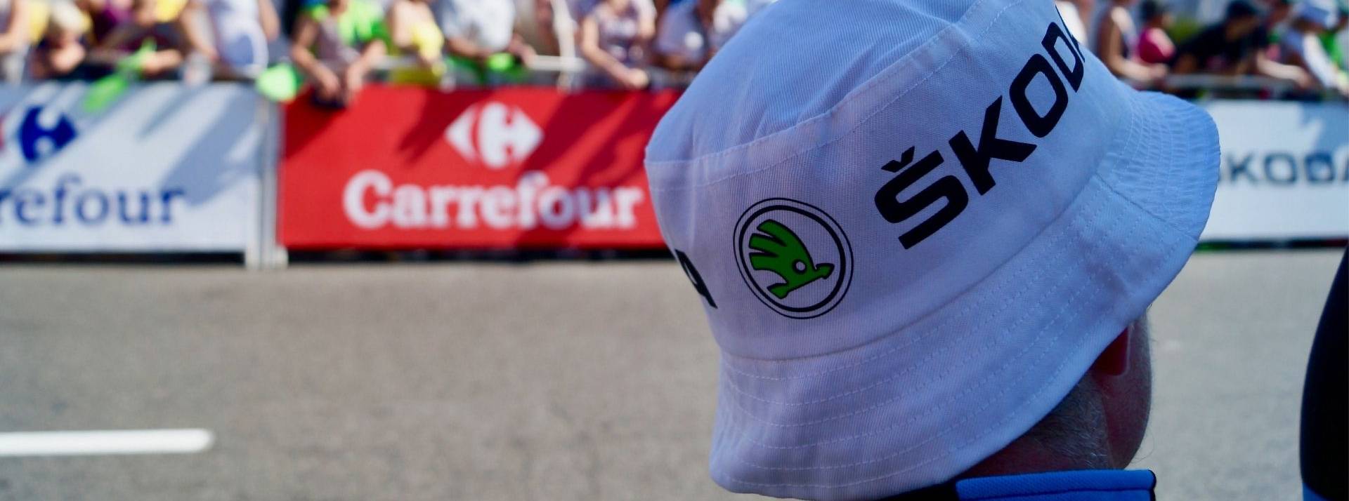 Ekstend Group met un dispositif de marketing prédictif pour ŠKODA France Garçon avec un chapeau Skoda sur la tête