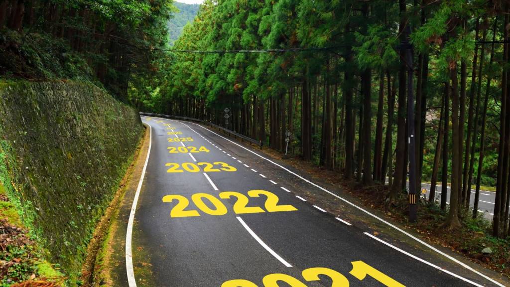 Dix ans de 2021 à 2030 sur les routes et les lignes de marquage blanc dans la forêt