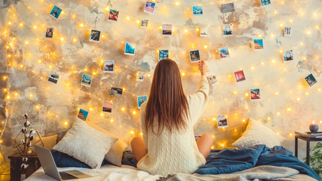 Jeune fille devant un mur de photos