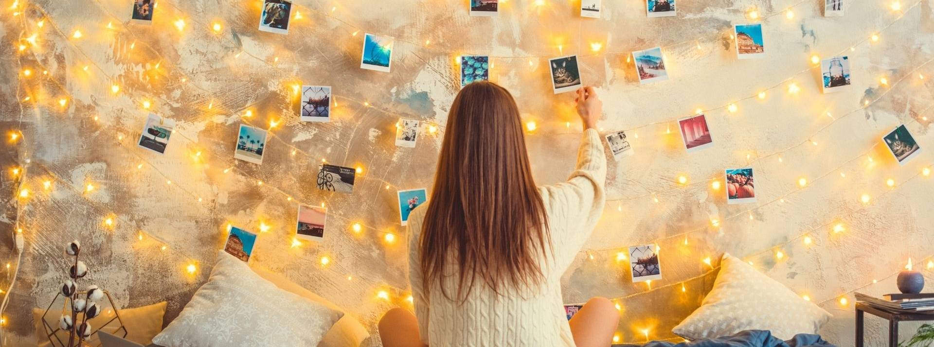 Le 1er Octobre 2021, toodays.me, a lancé une application pour créer et transmettre son patrimoine émotionnel Jeune fille devant un mur de photos