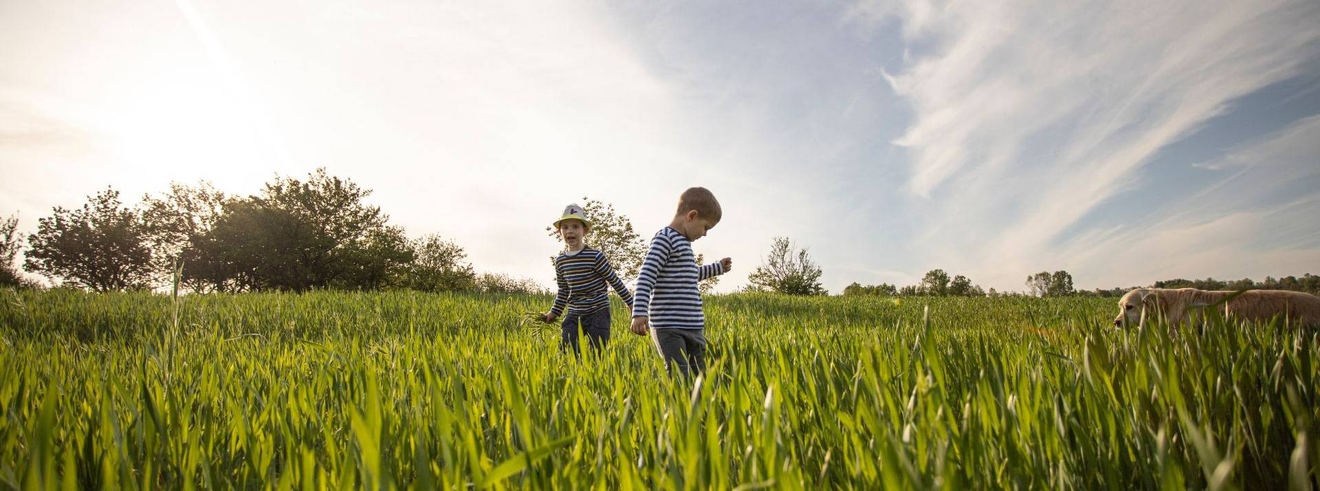L'Union Européenne investit plus de 1 milliard d'euros dans des projets innovants pour décarboner l'économie 2 enfants se promenant dans un champ
