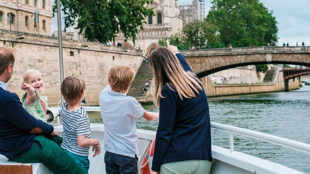 Vedette fluviale avec une famille