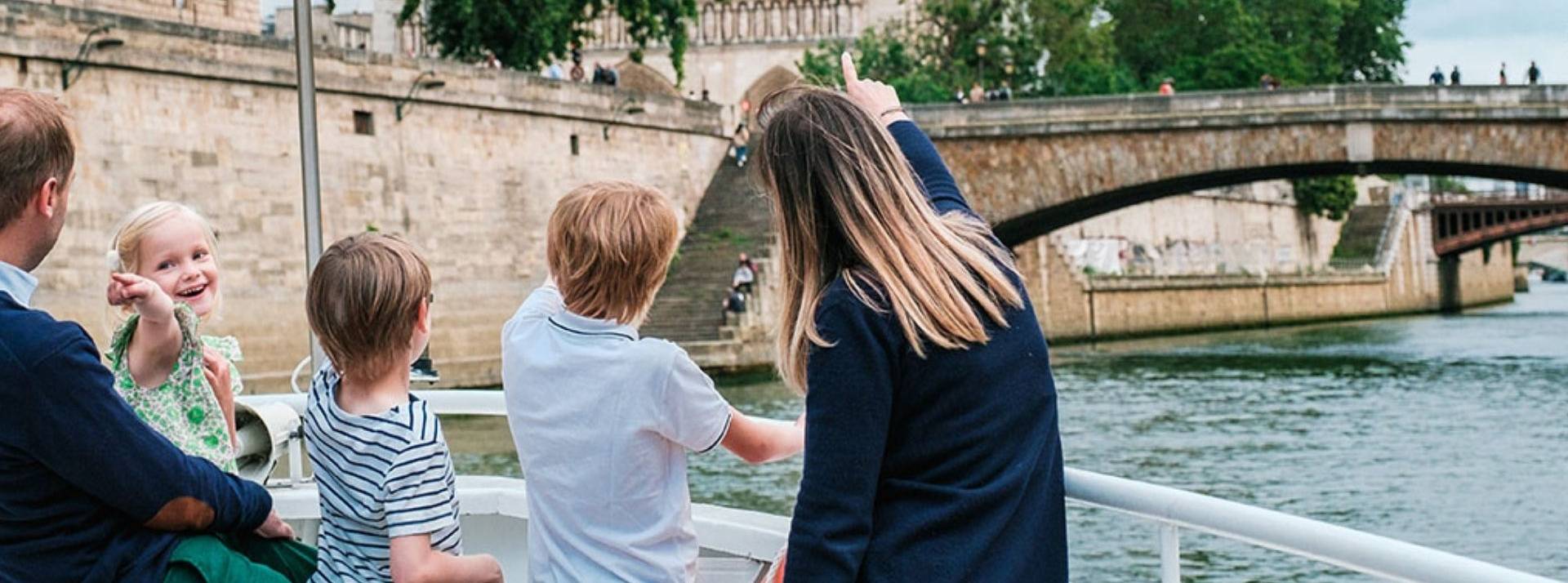 Vedettes de paris lance la décarbonation de ses bateaux de tourisme fluvial et signe la déclaration de Glasgow sur l'action climatique dans le tourisme Vedette fluviale avec une famille