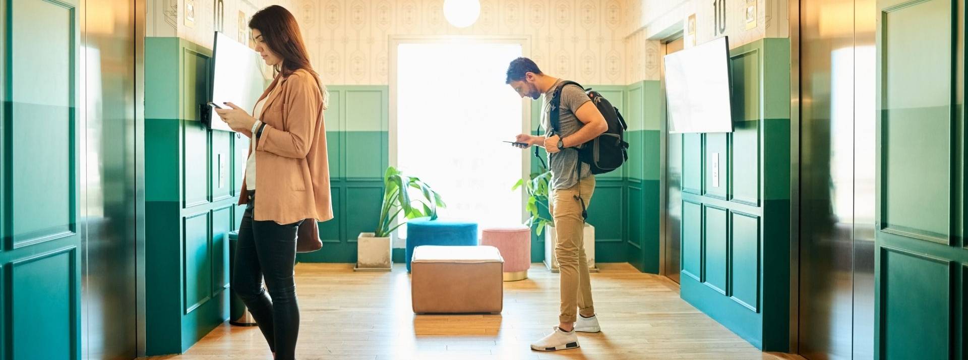 Un mois après le renforcement de son pôle exécutif, WeMaintain continue à structurer davantage ses équipes en recrutant cette fois-ci 100 nouvelles personnes 2 personnes attendant un ascenceur