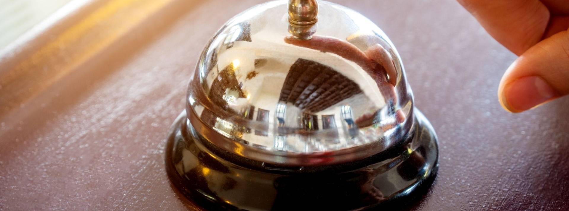 Waouh, la nouvelle conciergerie en ligne de Wiidii gère les tâches quotidiennes et permet un meille Femme main appuyant sur une sonnette