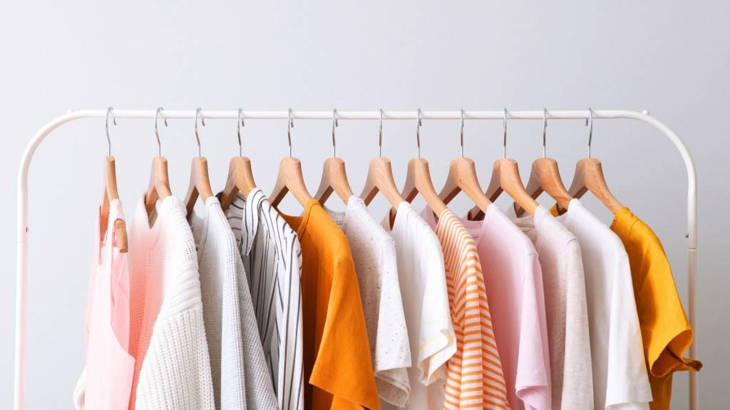 Rangée de vêtements