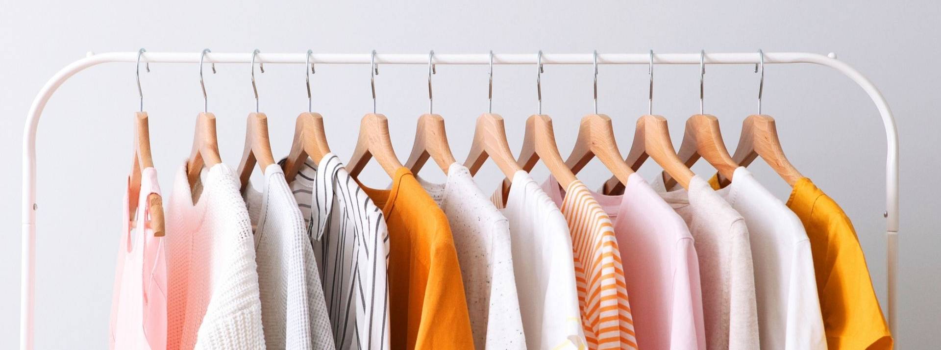 H&M lance avec Vegea une capsule écoresponsable en nylon regénéré et en rejets viticole Rangée de vêtements