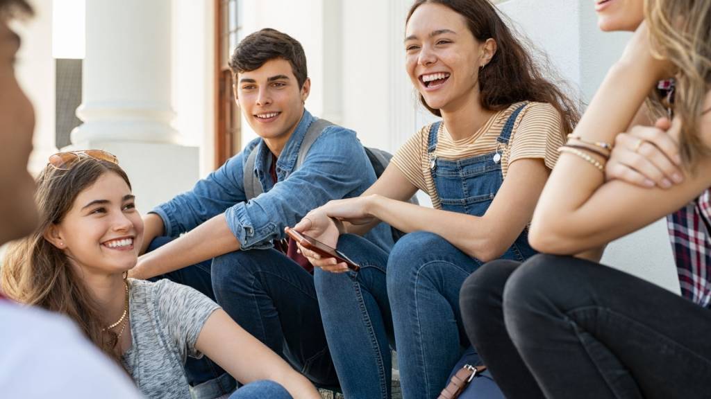 Adolescents qui rigolent