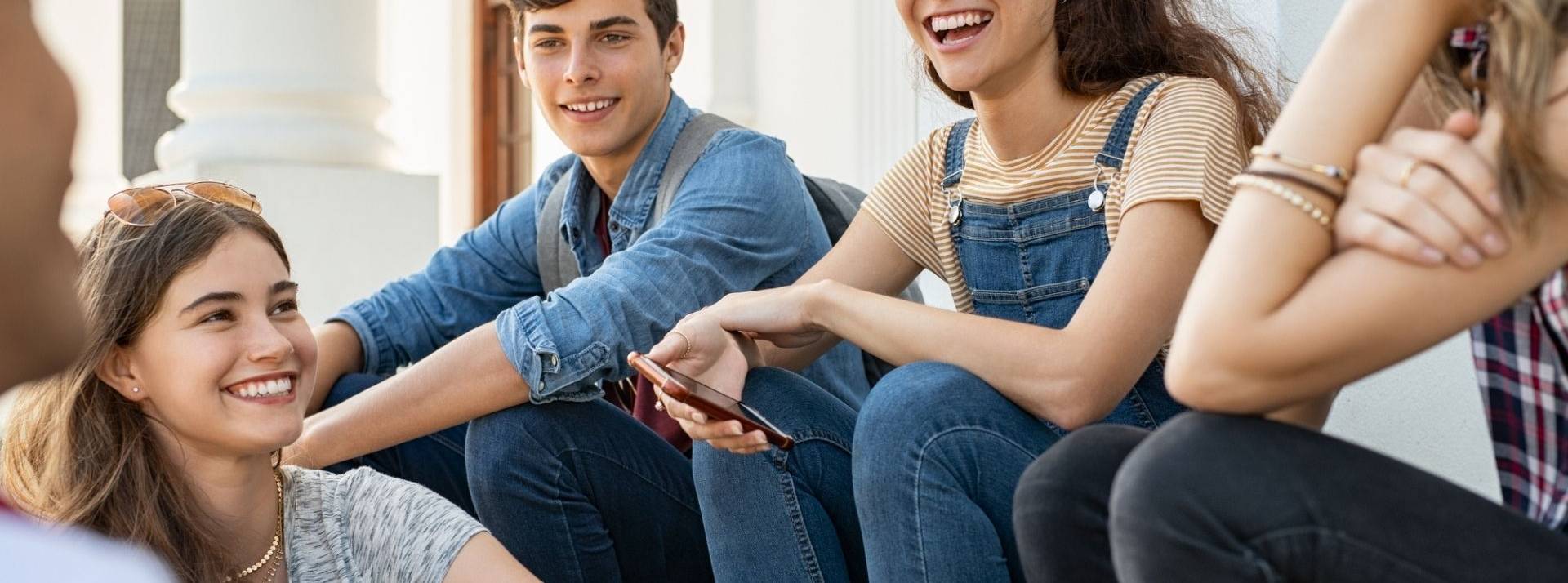 TikTok et U.N. Women lancent un forum de discussion et de sensibilisation sur le cybersexisme Adolescents qui rigolent