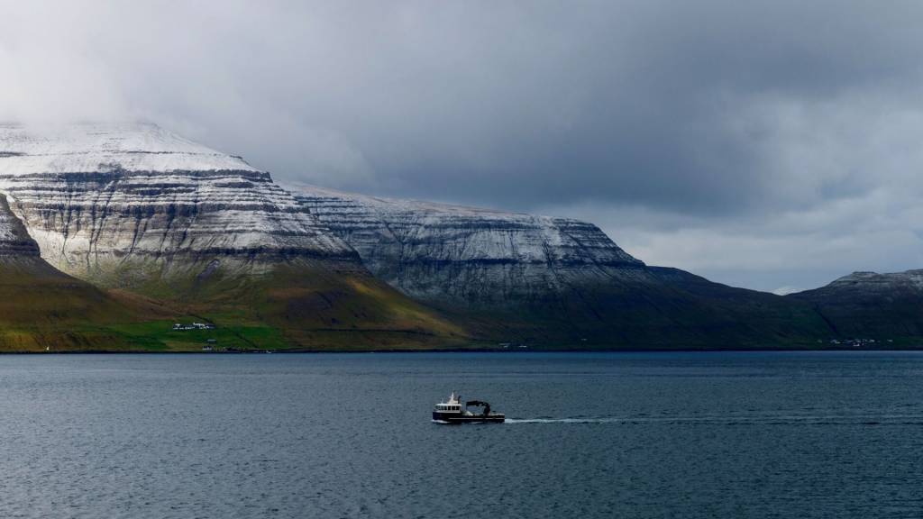 Un bateau à côté des îles Faroé