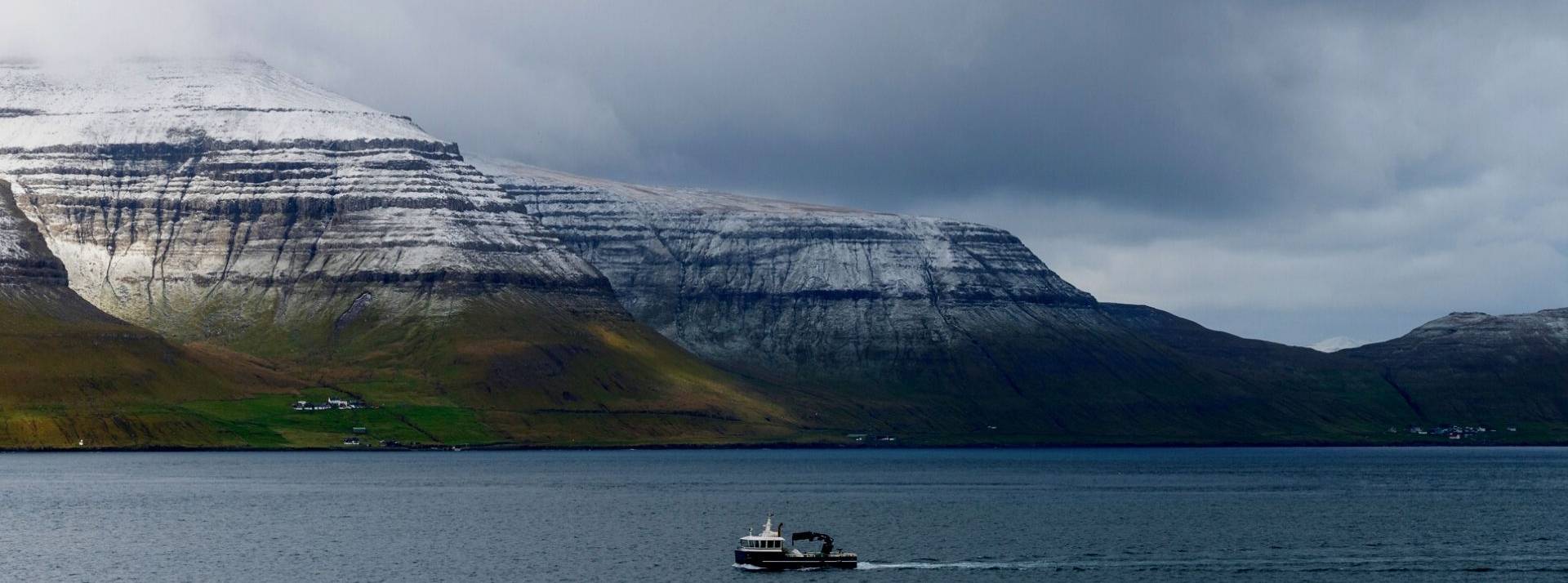 Le “dragon de mer - , la turbine suédoise motorisé à l’énergie marémotrice Un bateau à côté des îles Faroé