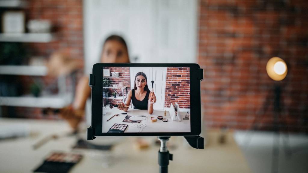 femme faisant une video