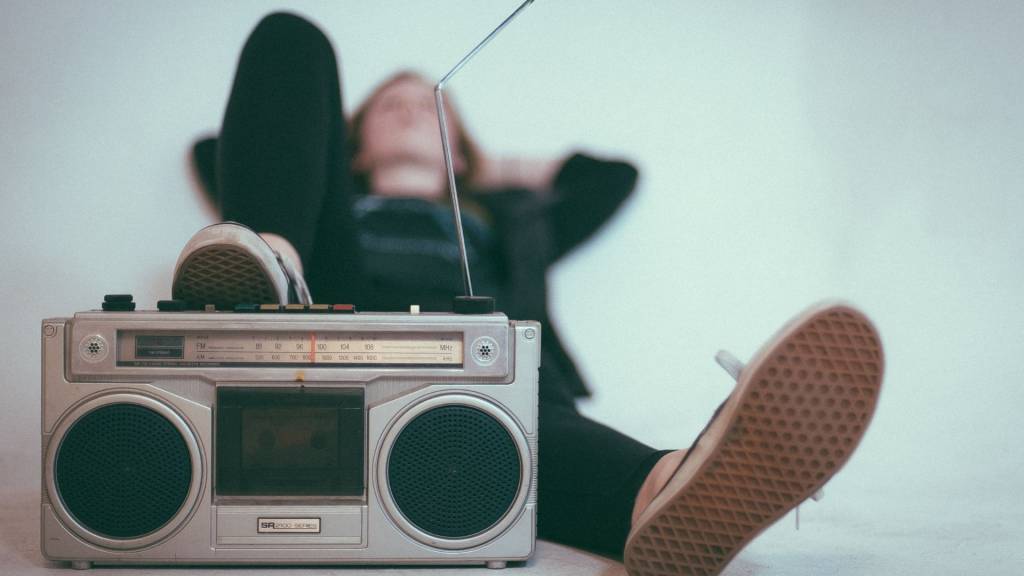 Femme allongée avec un pied sur une radio